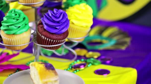 Cupcakes com cobertura colorida para Mardi Gras — Vídeo de Stock