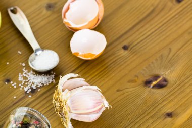 Sarımsak ve yumurta kabukları