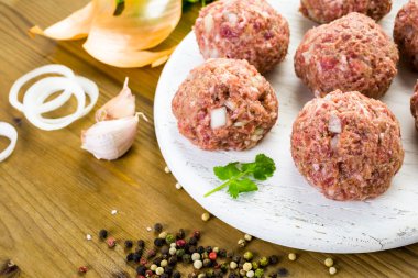 Büyük ev yapımı İtalyan köfte pişirme