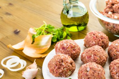 Büyük ev yapımı İtalyan köfte pişirme