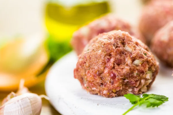 Koken grote zelfgemaakte Italiaanse gehaktballen — Stockfoto