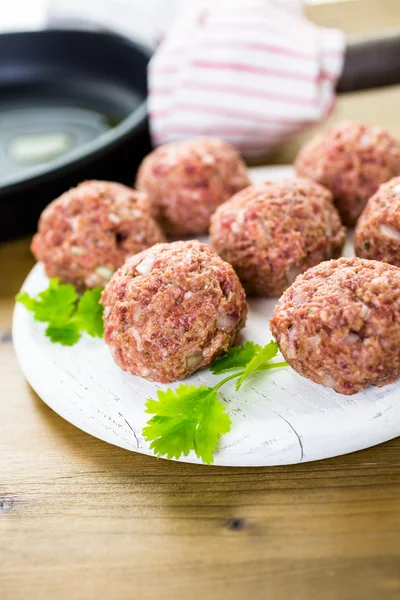 Kochen große hausgemachte italienische Fleischbällchen — Stockfoto