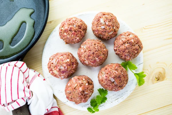 Matlagning stora hemlagade italienska köttbullar — Stockfoto