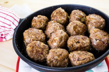 Büyük ev yapımı İtalyan köfte kızartma