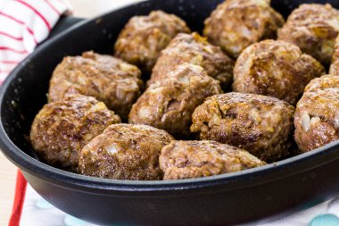 Büyük ev yapımı İtalyan köfte kızartma