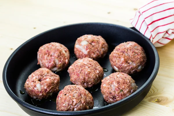 Frying large homemade Italian meatballs — Stock Photo, Image