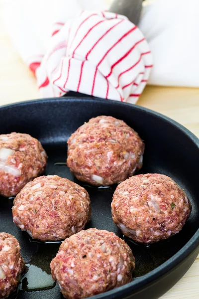 Braten große hausgemachte italienische Fleischbällchen — Stockfoto