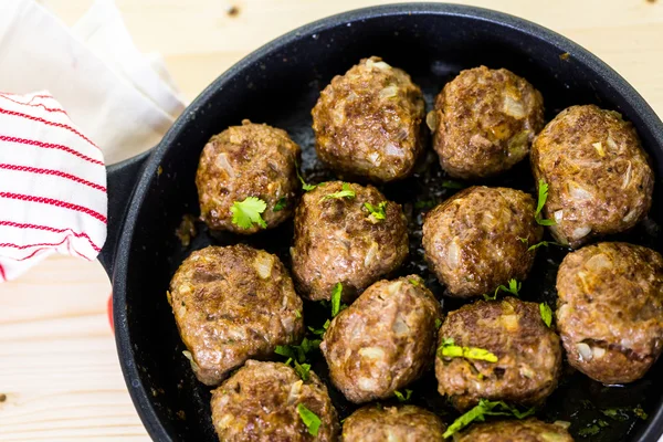 Stekning stora hemlagade italienska köttbullar — Stockfoto