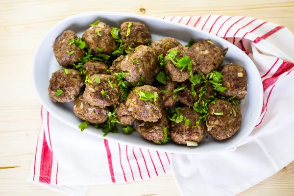 Bedienen van de grote Italiaanse gehaktballen — Stockfoto