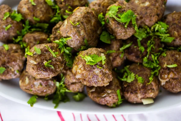 Som serverar stora italienska köttbullar — Stockfoto