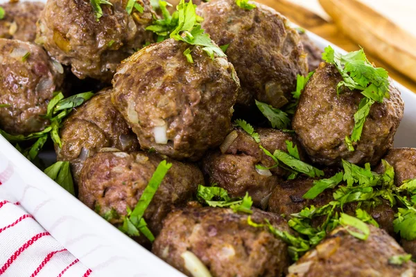 Som serverar stora italienska köttbullar — Stockfoto