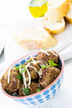 Ev yapımı İtalyan köfte kişniş ve parmesan peyniri ile