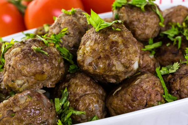 Servant de grandes boulettes de viande italiennes — Photo