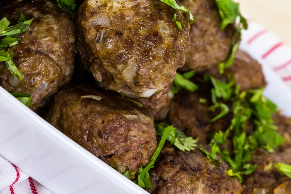 Som serverar stora italienska köttbullar — Stockfoto