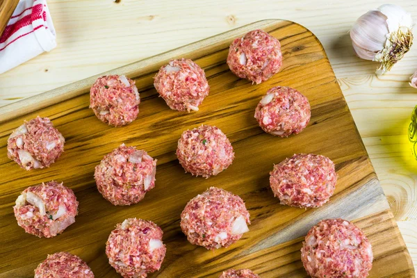 Rohe italienische Fleischbällchen — Stockfoto