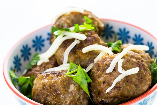 Hemlagade italienska köttbullar med koriander och parmesanost — Stockfoto