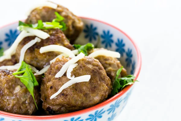 Hemlagade italienska köttbullar med koriander och parmesanost — Stockfoto