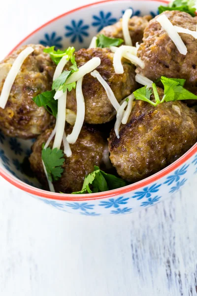 Hemlagade italienska köttbullar med koriander och parmesanost — Stockfoto