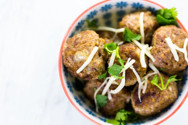 Hemlagade italienska köttbullar med koriander och parmesanost — Stockfoto