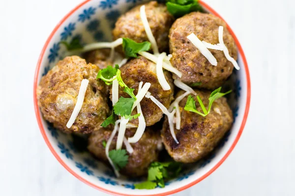 Hemlagade italienska köttbullar med koriander och parmesanost — Stockfoto