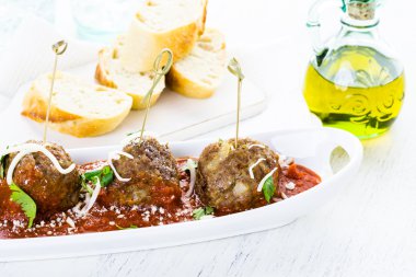 Büyük İtalyan köfte kişniş ve parmesan peyniri ile