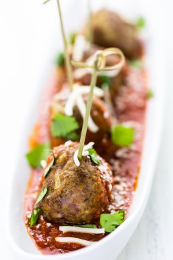 Büyük İtalyan köfte kişniş ve parmesan peyniri ile
