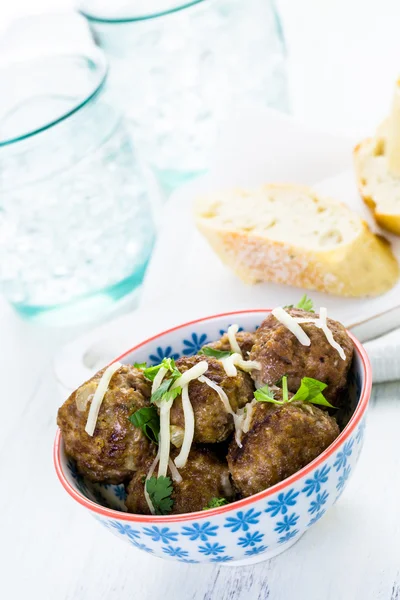 Zelfgemaakte Italiaanse gehaktballen met koriander en Parmezaanse kaas — Stockfoto