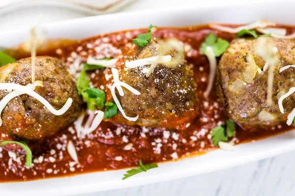 Stora italienska köttbullar med koriander och parmesanost — Stockfoto