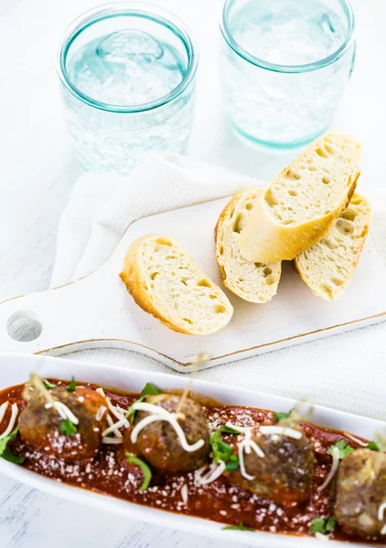 Große italienische Fleischbällchen mit Koriander und Parmesan — Stockfoto