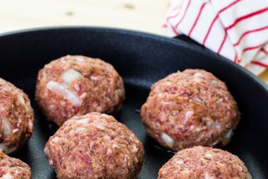 Büyük ev yapımı İtalyan köfte kızartma