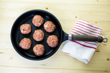 Büyük ev yapımı İtalyan köfte kızartma