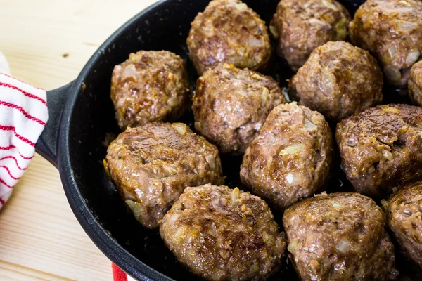 Frying large homemade Italian meatballs — Stock Photo, Image