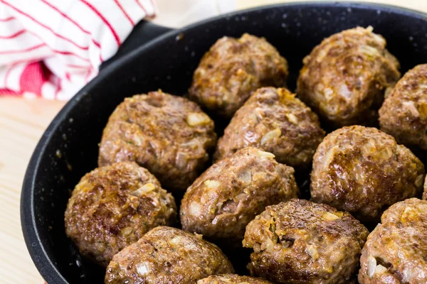 Grote zelfgemaakte Italiaanse gehaktballen frituren — Stockfoto