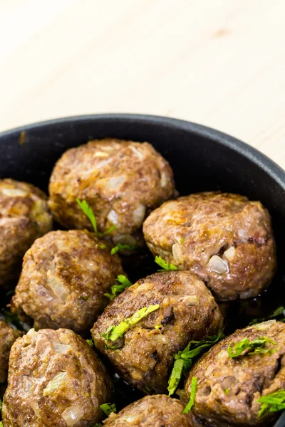 Stekning stora hemlagade italienska köttbullar — Stockfoto