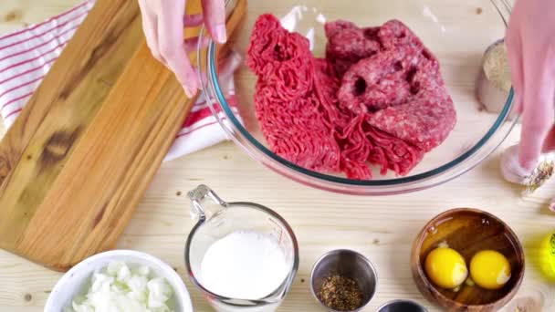 Mengen ingrediënten voor meatballs recept — Stockvideo