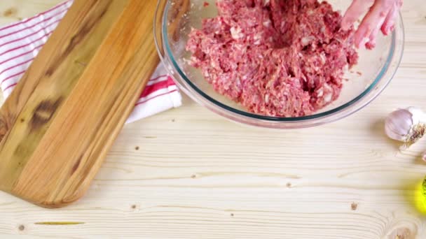 Cuisson de grandes boulettes de viande italiennes maison — Video