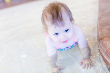 Kapalı Yüzme Havuzu, Bebek kız