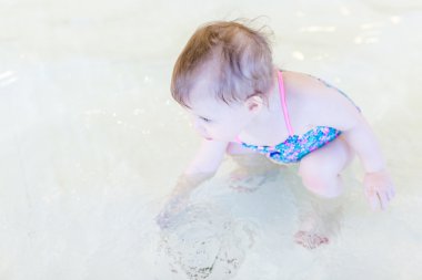 Kapalı Yüzme Havuzu, Bebek kız