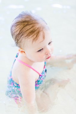 Kapalı Yüzme Havuzu, Bebek kız