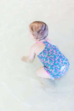 Kapalı Yüzme Havuzu, Bebek kız