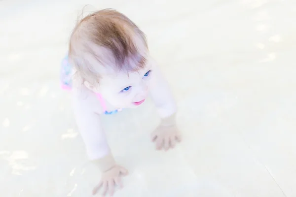 Babymeisje op Zwembad binnen — Stockfoto