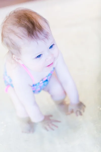 Bayi perempuan di kolam renang indoor — Stok Foto