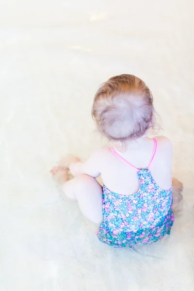 Bambina in piscina coperta — Foto Stock