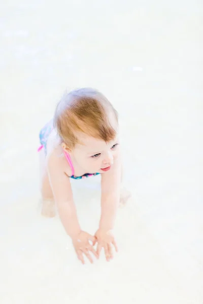 Дитяча дівчинка в критому басейні — стокове фото