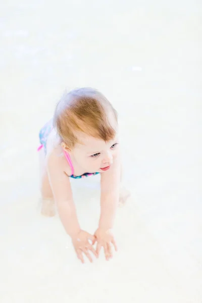 Babymeisje op Zwembad binnen — Stockfoto