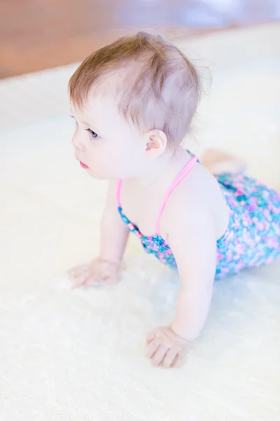 Bambina in piscina coperta — Foto Stock