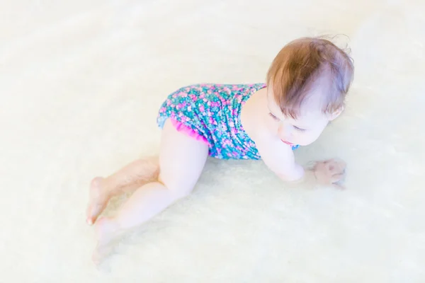 Babymeisje op Zwembad binnen — Stockfoto