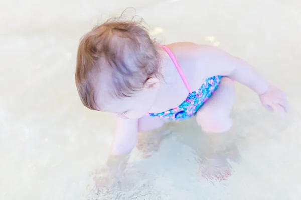 Baby flicka på inomhuspool — Stockfoto