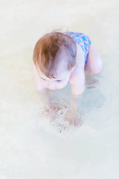 Baby pige ved indendørs swimmingpool - Stock-foto