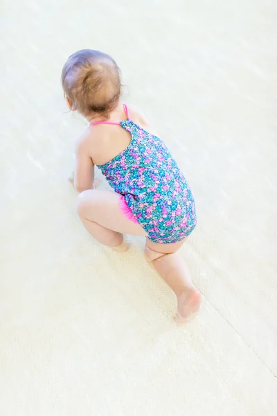在室内游泳池里的宝贝女儿 — 图库照片